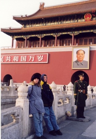 Lene and Thomas infront of the most famous picture in China