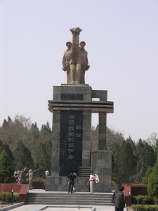 Statue in Long Quan Park (4)